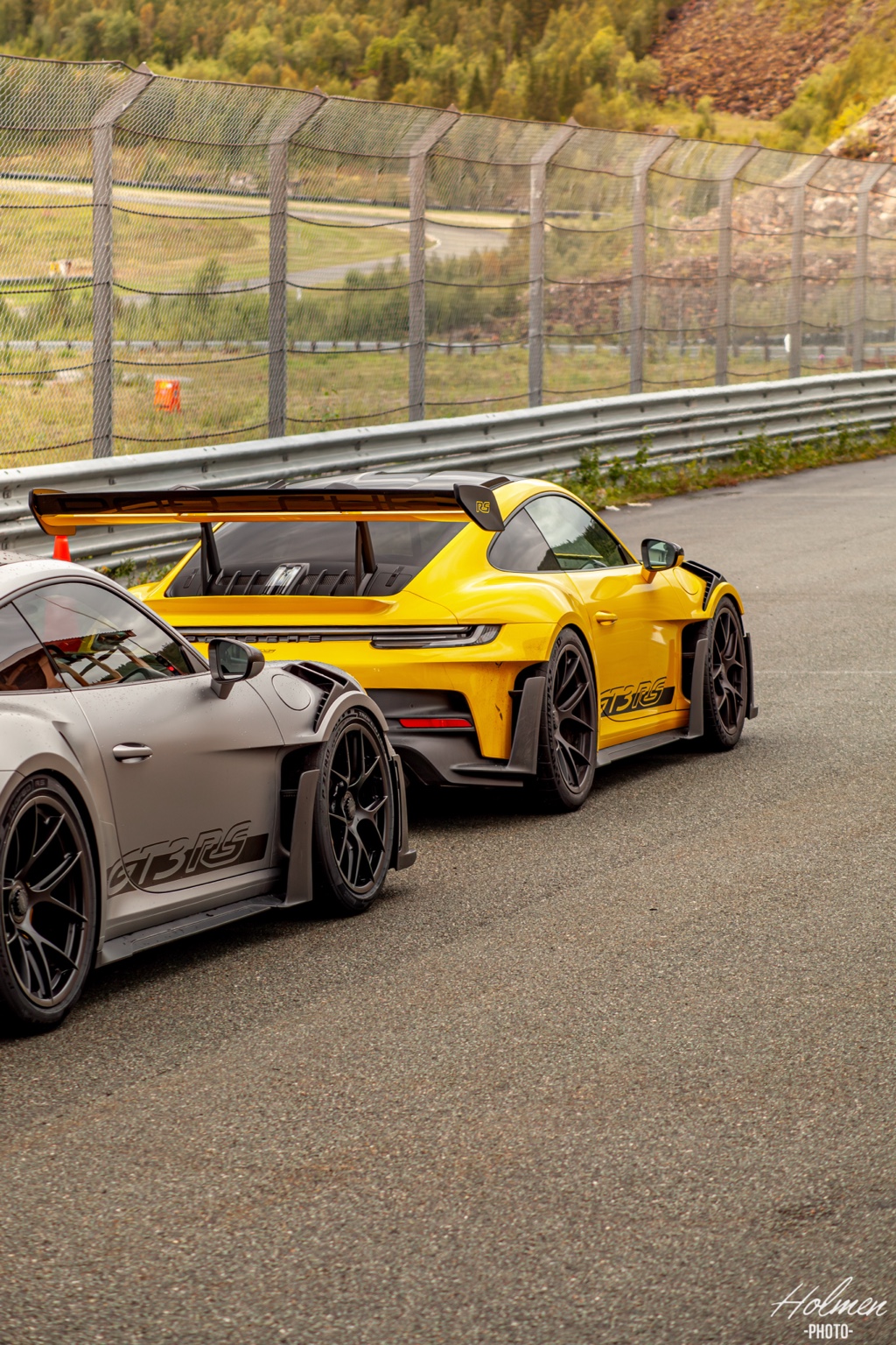 Gul Porsche GT3 RS på bane