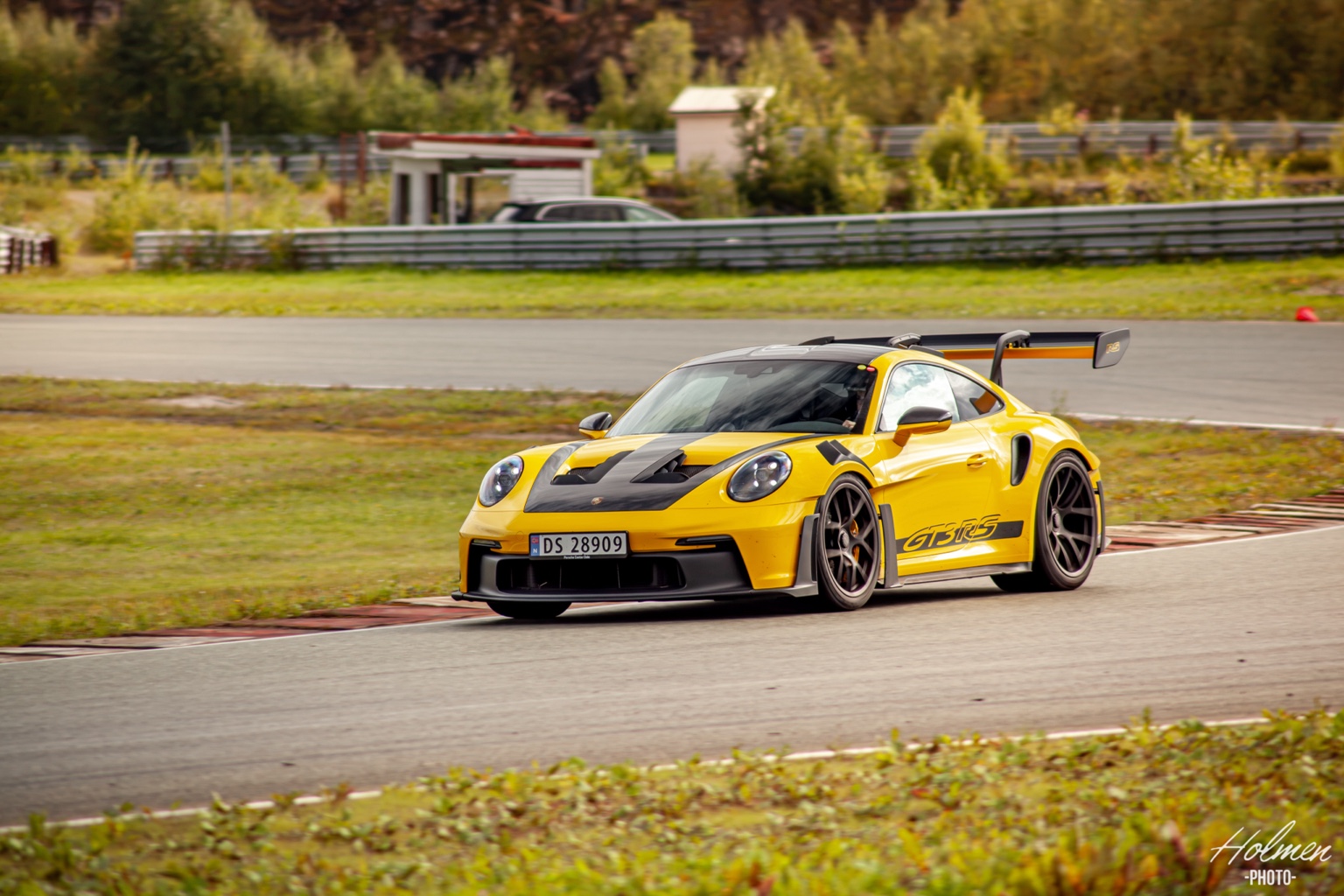 Gul Porsche GT3 RS i fart