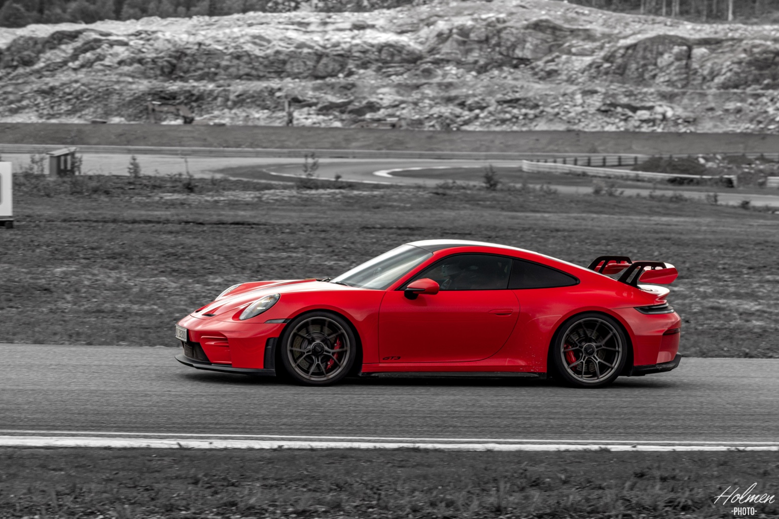 Rød Porsche GT3 med sort-hvitt bakgrunn